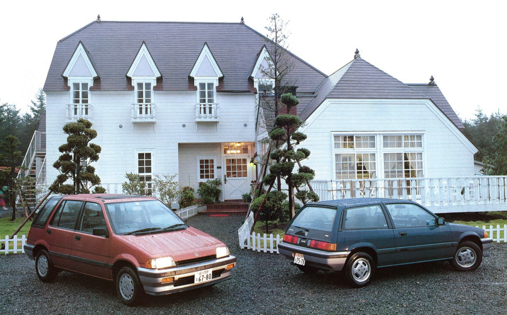 🚗 Have you ever seen that high-definition big TV at the rear of a Civic?